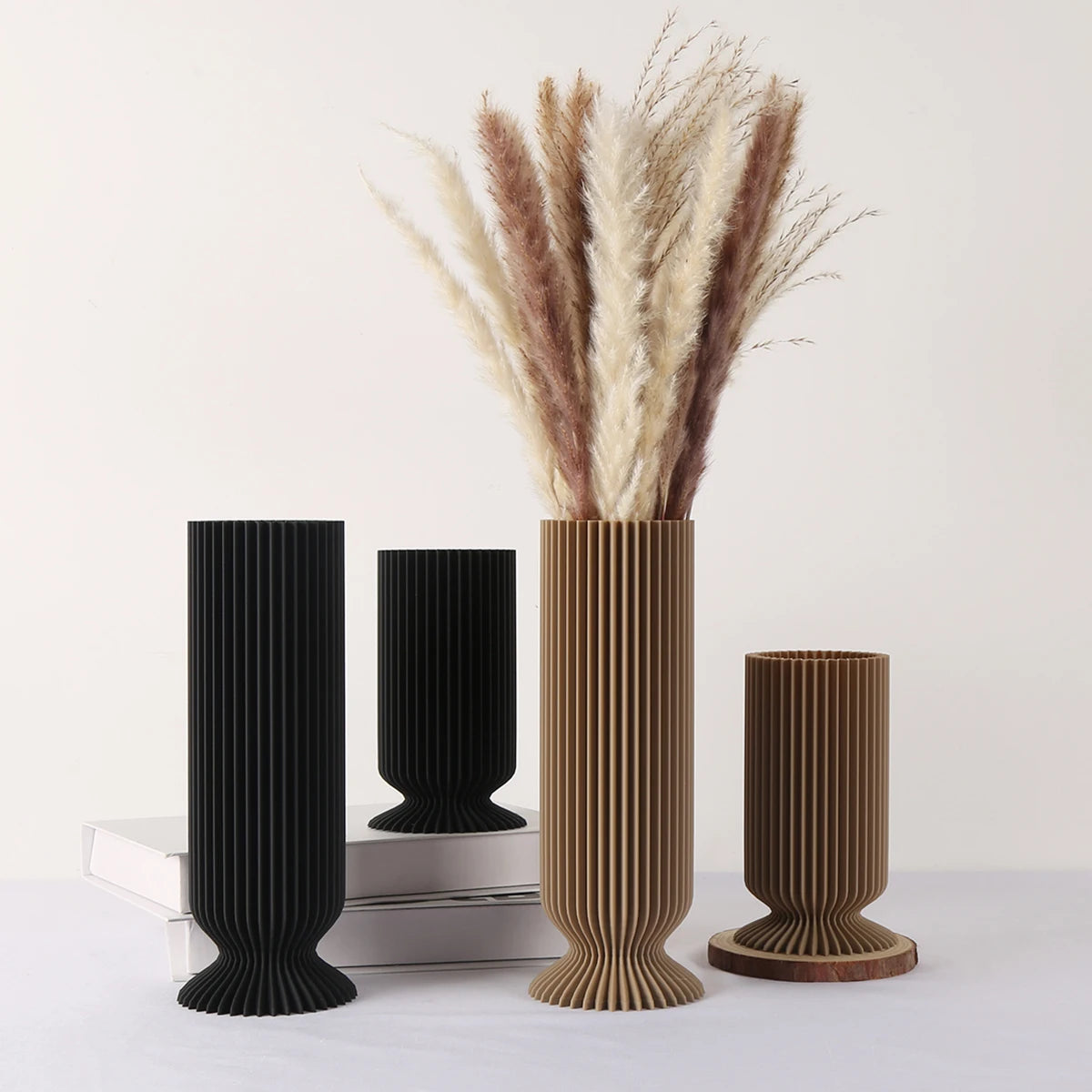 vases noirs marron rayures modernes statuettes bois intérieur salon chambre minimalistes
