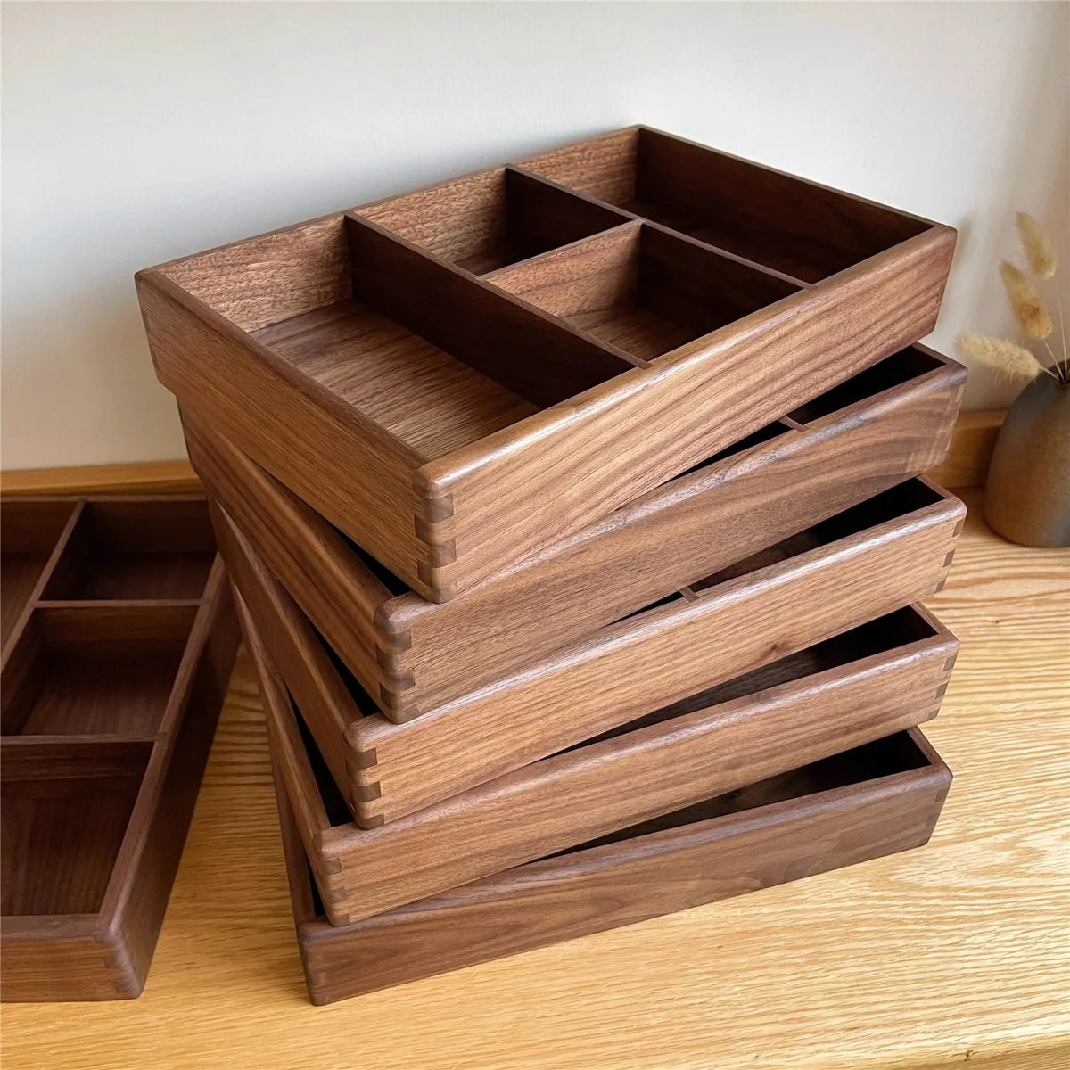 boîte compartiments bois marron foncé minimaliste respectueuse environnement réutilisable articles divers rangement moderne