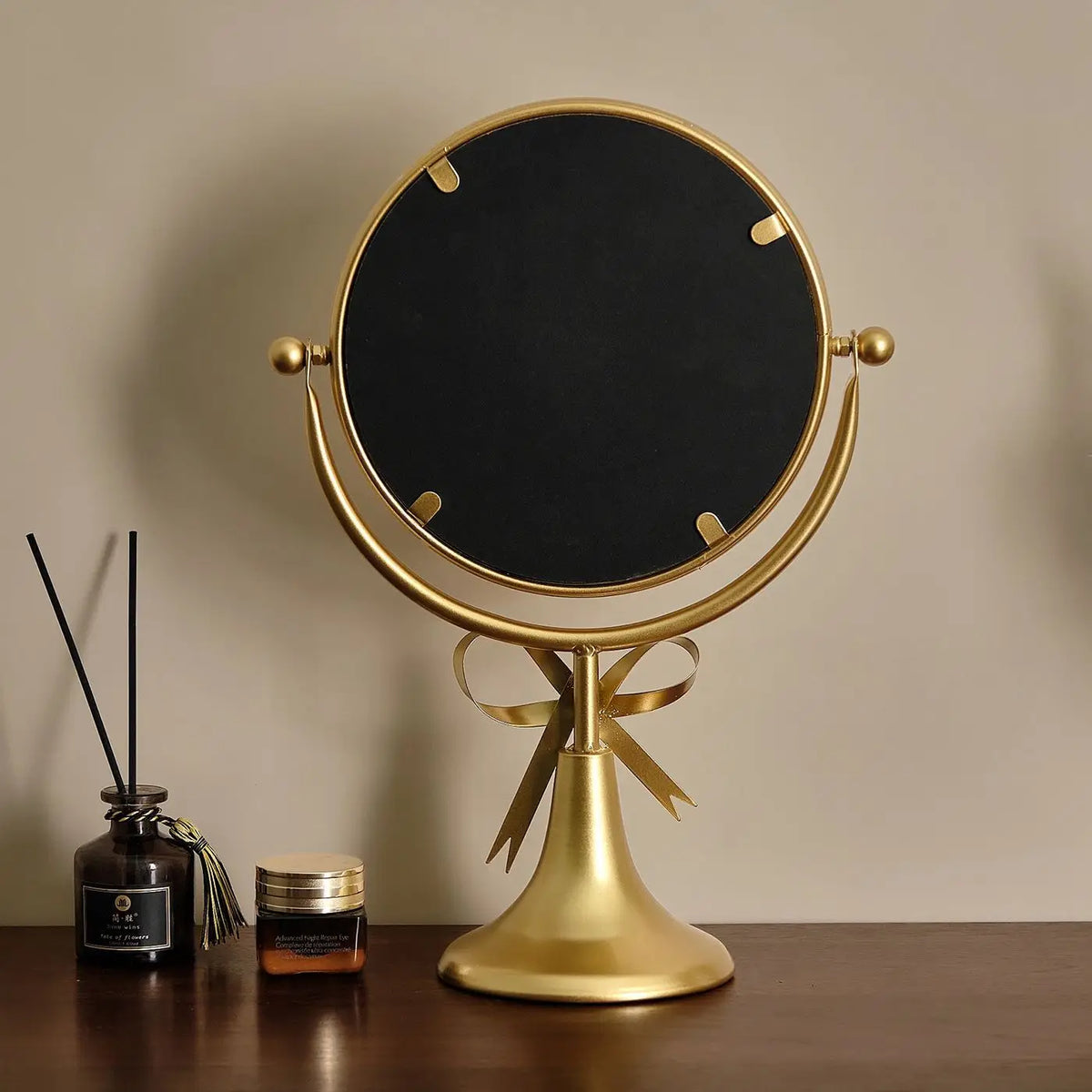 miroir table rotatif or noir rose poudré élégant vintage rubans crèmes aromathérapie