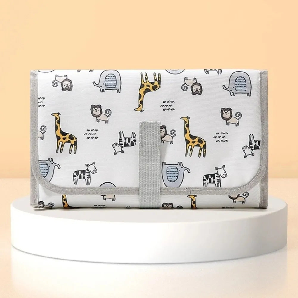 tapis changement portable bébé motif animalier blanc gris bleu