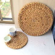 set table tressé rustique bohème beige vert noir naturel assiettes tasses théière fourchette cuillère