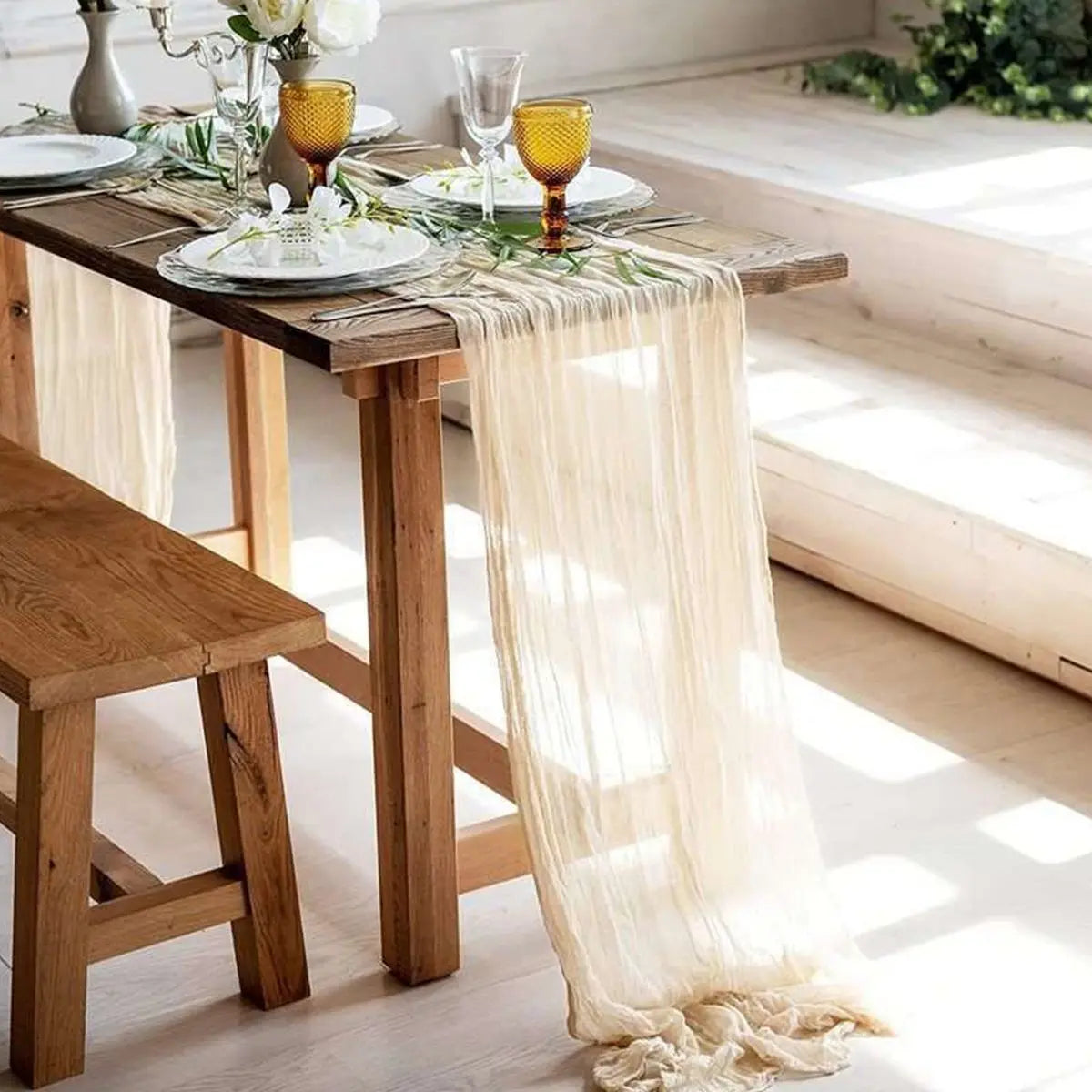 serviette table vert olive marron rose pâle plissée élégante décorative fourchettes assiettes verres fleurs
