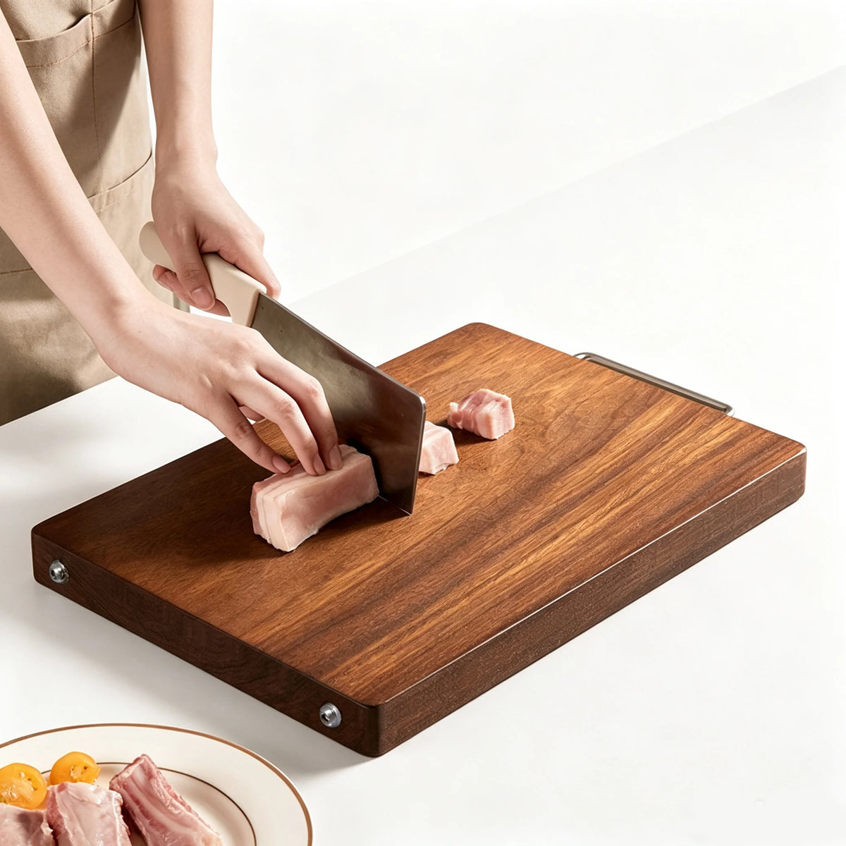 planches découper bois marron poignée métallique antibactérienne anti moisissure moderne minimaliste respectueux environnement