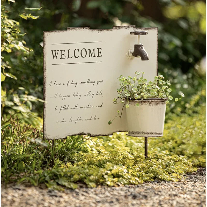 panneau bienvenue vintage pot plante fleur decor jardin rustique exterieur blanc cassé noir gris
