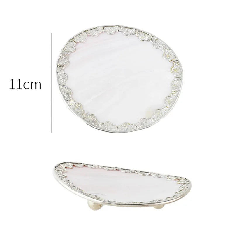 assiettes bijoux blanc or élégantes motifs floraux texture naturelle pieds métalliques almacenamiento joyas