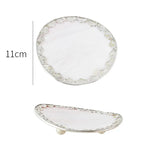 assiettes bijoux blanc or élégantes motifs floraux texture naturelle pieds métalliques almacenamiento joyas