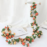 guirlande fleurs artificielles roses blanches feuilles vertes décoration extérieure mariage romantique