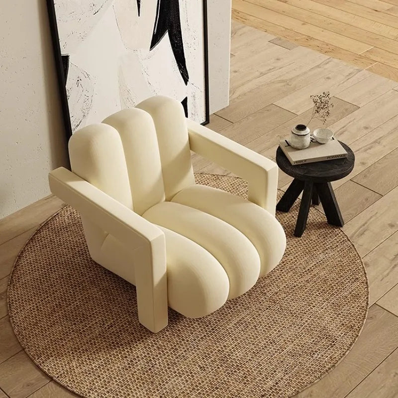 fauteuil moderne tissu texturé beige jaune marron clair coussin décoratif salon minimaliste