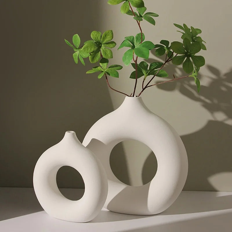 vase decoratif blanc motif abstrait moderne minimaliste sculpture maison fleurs artificielles bougie livre photo