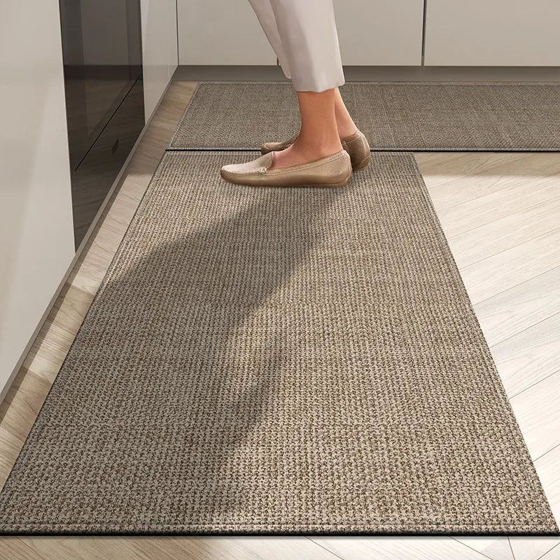 Le tapis gris texturé fournit une surface élégante et durable au sol, mettant en valeur les pieds dans des ballerines confortables.