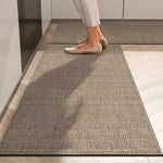 Le tapis gris texturé fournit une surface élégante et durable au sol, mettant en valeur les pieds dans des ballerines confortables.