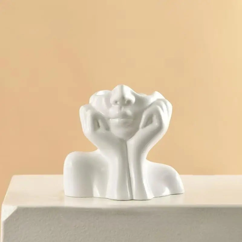 vase contemporain blanc visage stylisé mains fleurs artificielles décoration intérieure unique salon chic