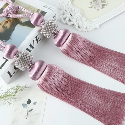 pompons rideaux modernes bleu doré rose attaches cordons élégants décoration salon