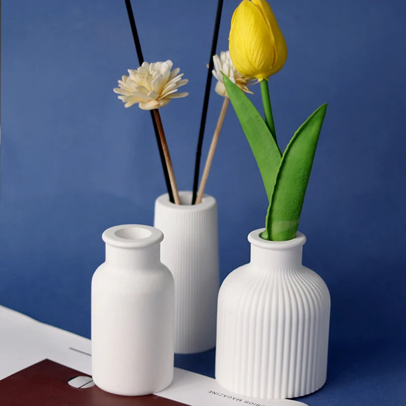 moulages silicone vases blanc bleu marine fleurs artificielles moderne minimalisteDecoration intérieure