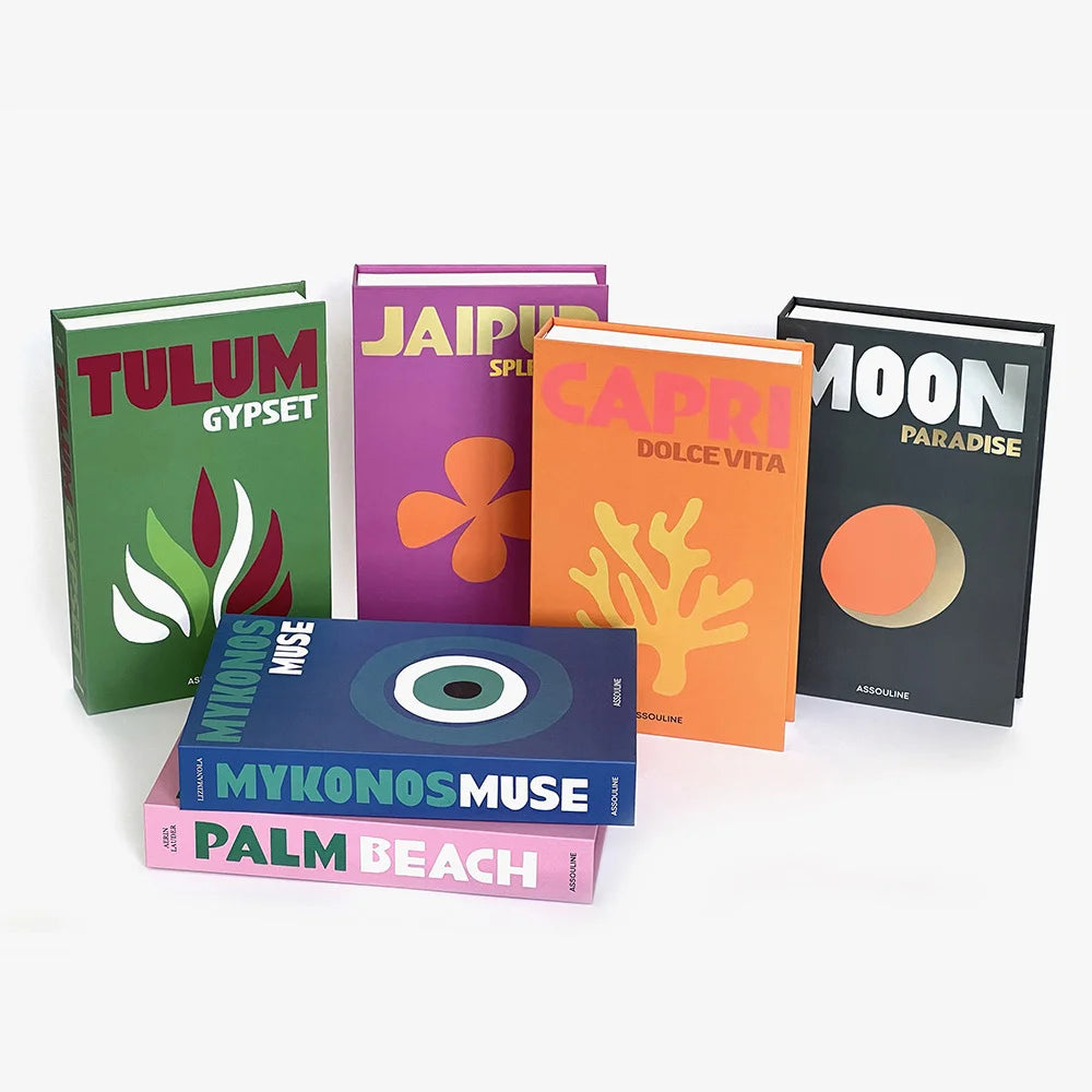 Faux livre en couleur prune sur un bureau élégant