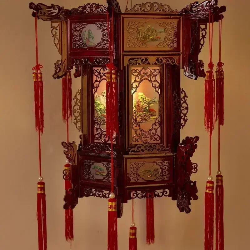 lanterne traditionnelle chinoise bois sculpté rouge décorative pompon fête mariage jardin