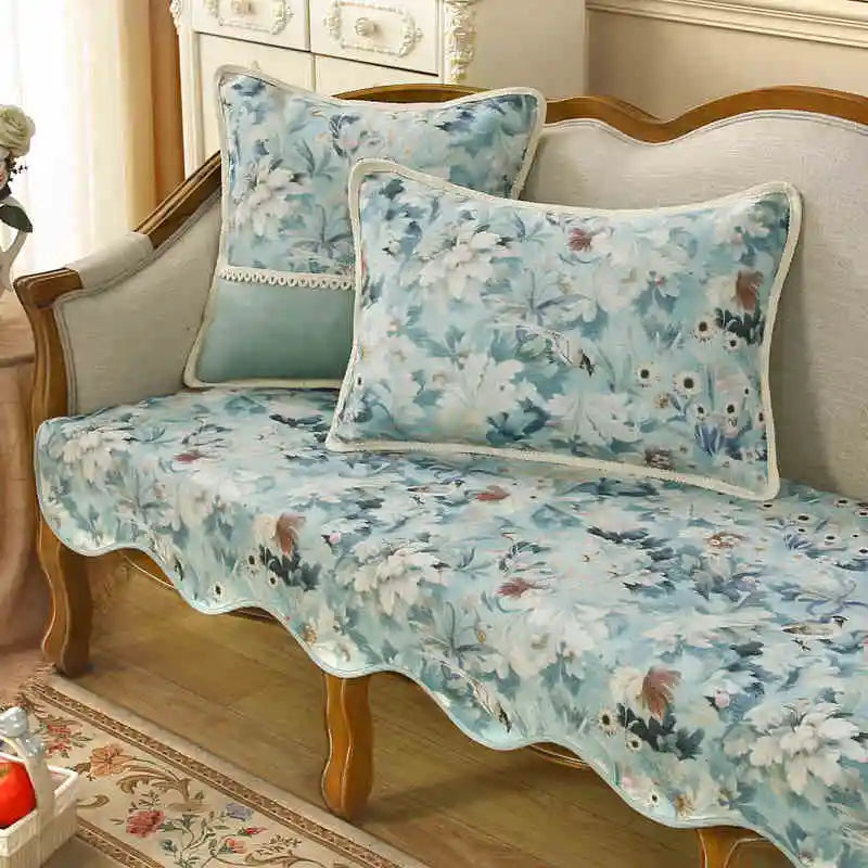 Ce canapé vintage en bois doré est recouvert d'un motif floral délicat dans des tons de bleu et de vert, créant une ambiance de charme et de fraîcheur dans cette pièce.