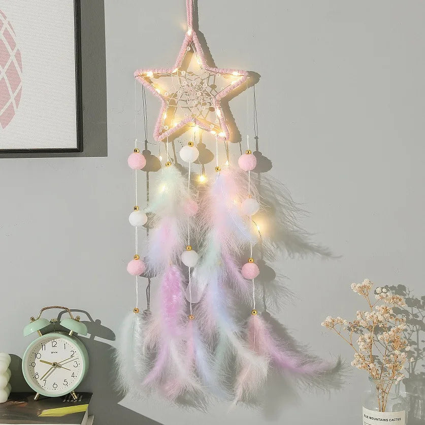 attrape rêves boho plumes pompons lune étoile motif chat violet rose pastel
