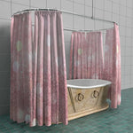 Rideau de douche rose dans une salle de bain au design intérieur moderne, suspendu à une baignoire avec des robinets de plomberie en acier inoxydable, sur un fond de carrelage en céramique. Ce rideau ajoute une touche de couleur et de style à l'espace, tout en étant une pièce essentielle de la plomberie pour maintenir l'eau à l'intérieur de la baignoire lors de la douche.