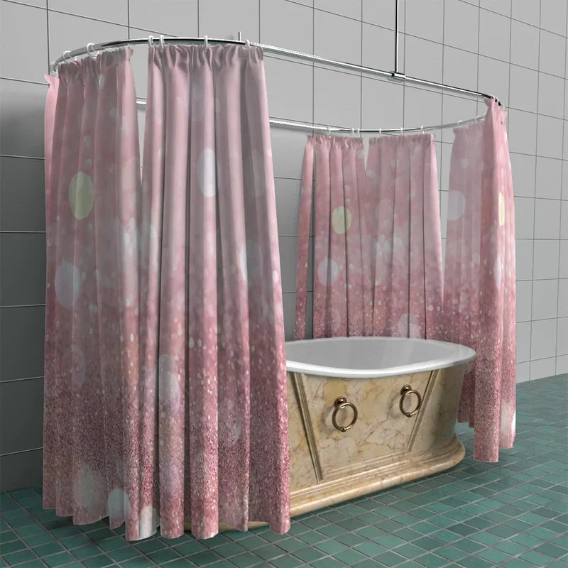 Rideau de douche rose dans une salle de bain au design intérieur moderne, suspendu à une baignoire avec des robinets de plomberie en acier inoxydable, sur un fond de carrelage en céramique. Ce rideau ajoute une touche de couleur et de style à l'espace, tout en étant une pièce essentielle de la plomberie pour maintenir l'eau à l'intérieur de la baignoire lors de la douche.