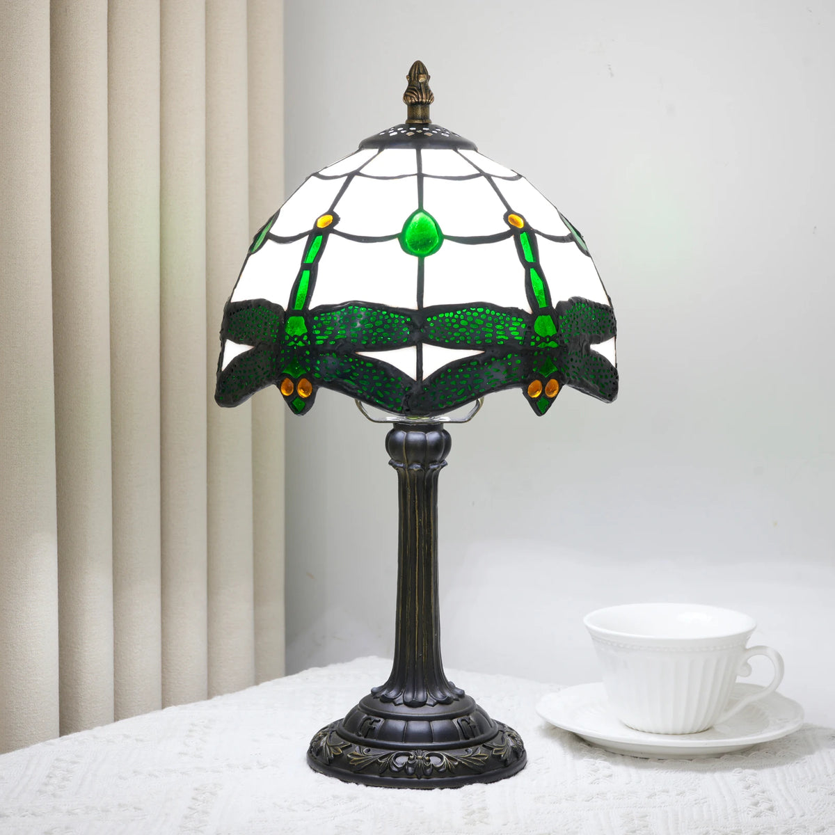 lampe table tiffany verre vert noir jaune libellules motif opalescent moderne chambre salon