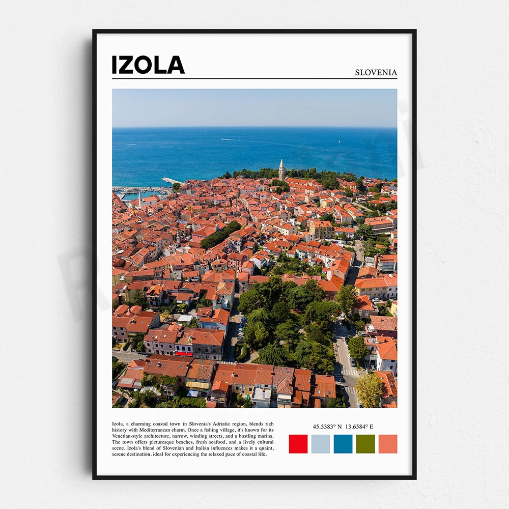 L'image présente une vue aérienne de la ville côtière d'Izola en Slovénie, avec ses toits rouges traditionnels, son centre-ville historique et son port entourés par la mer Adriatique.
