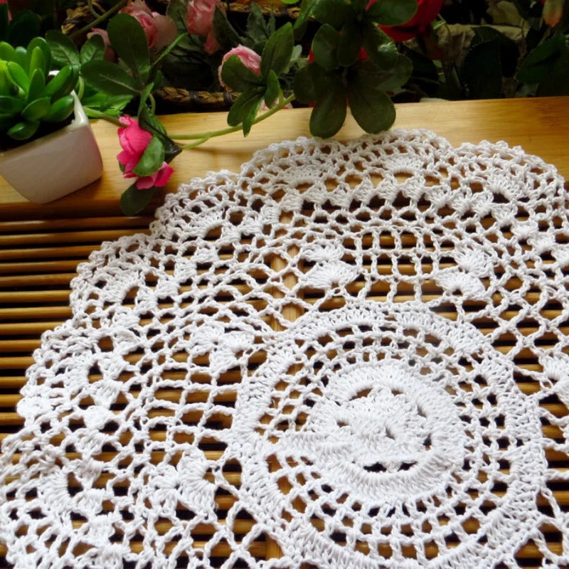 napperon crocheté floral blanc crème beige ajouré semi transparent décoratif vintage table rond