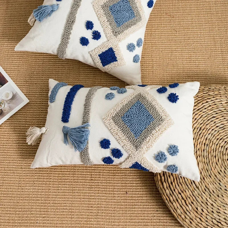 coussin décoratif boho chic blanc bleu marron beige doré motifs géométriques pompons coton