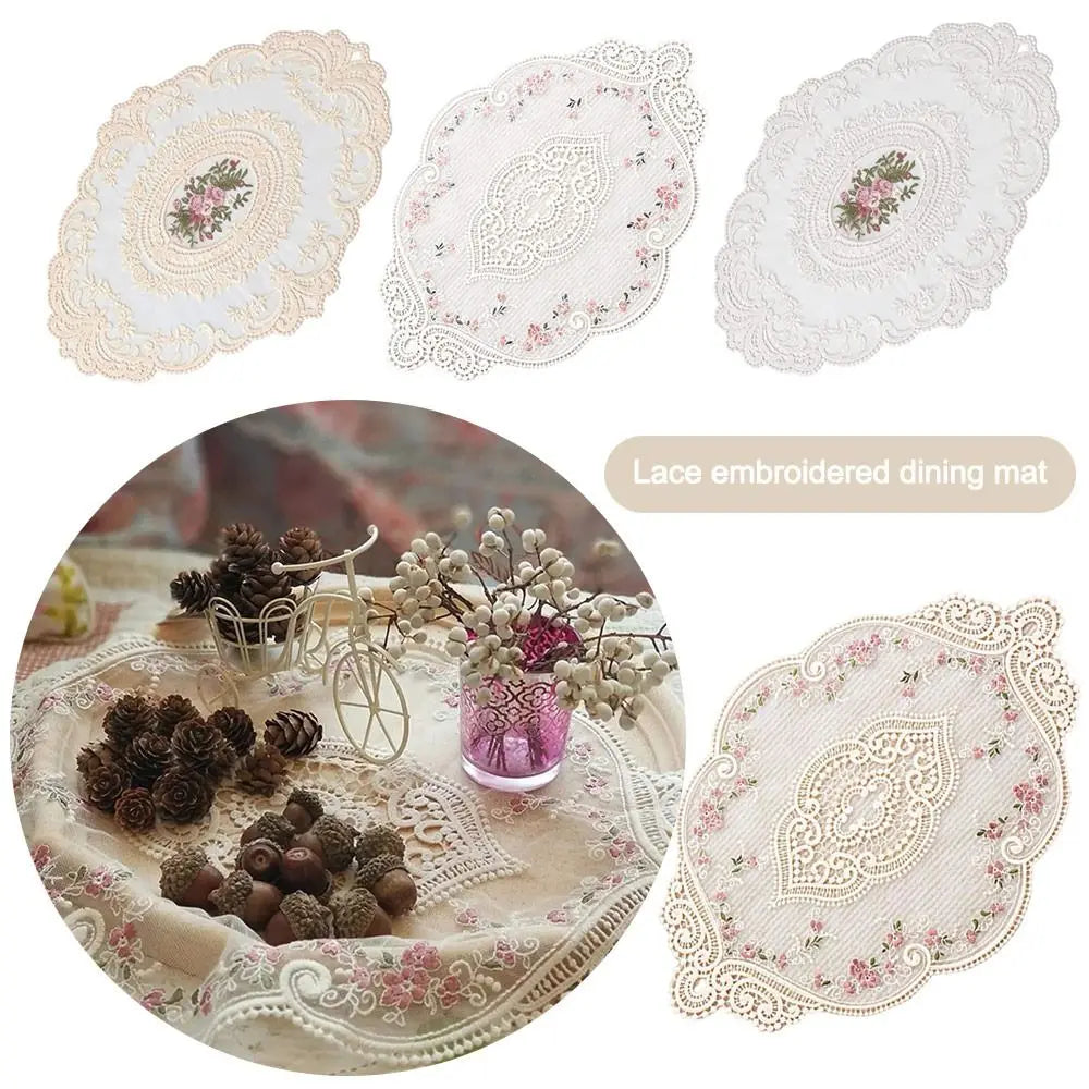 serviette table vintage blanche broderie florale dentelle anti brûlure romantique moderne cuisine festivité mariage