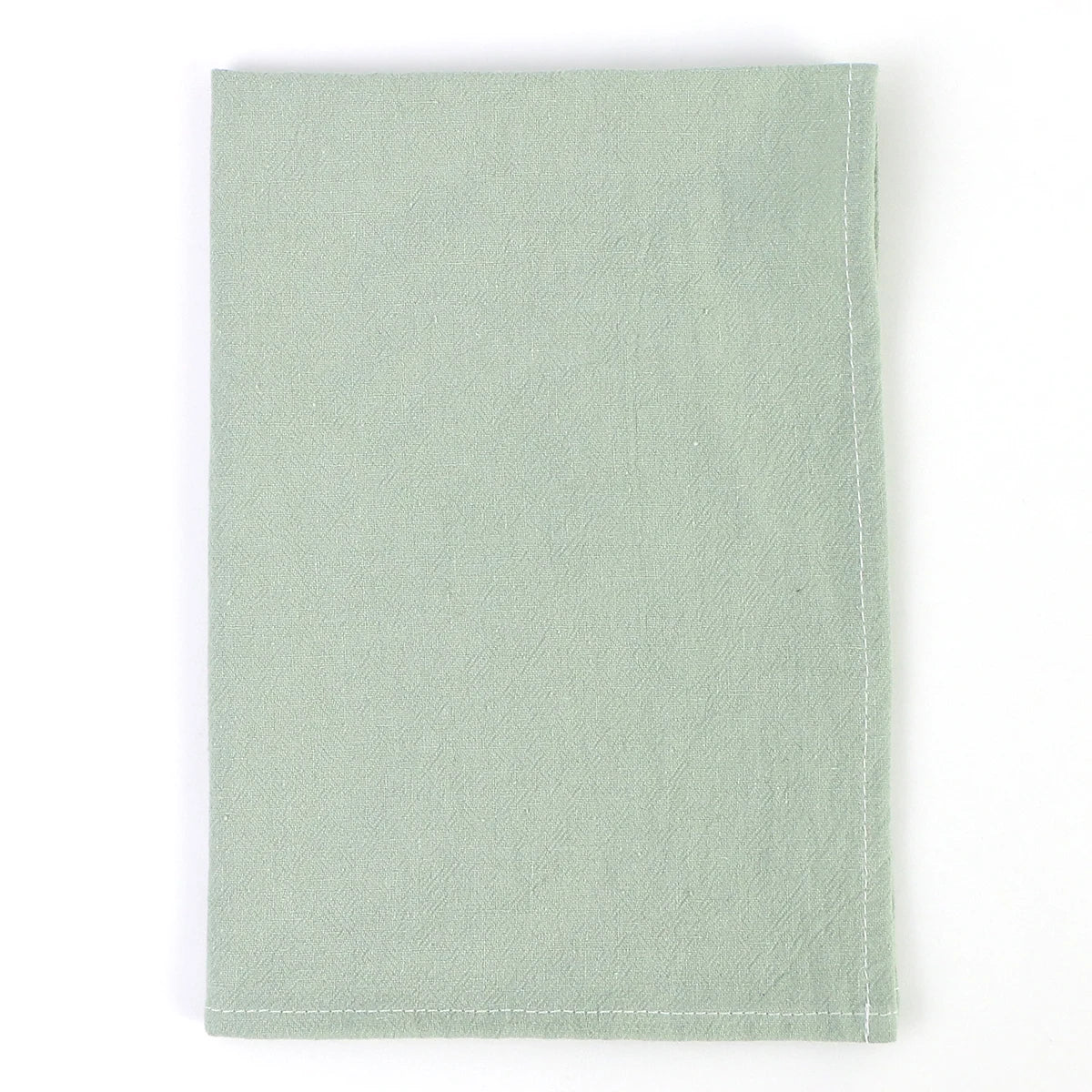 Linge de table vert clair, avec des points blancs discrets le long des bords, suggérant une texture douce et chic.
