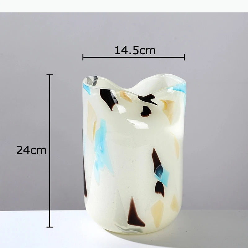 vases verre motifs abstraits blanc bleu marron foncé moderne décoration table arrangement fleurs