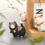 statuette chat céramique artisanale fleurs pois rubans couleurs vives décoration intérieure traditionnelle japonaise anniversaire