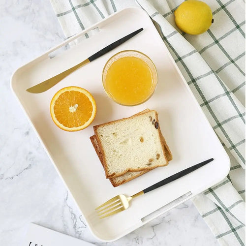 plateau carré blanc moderne poignées assiettes desserts gâteau verres utilisation quotidienne minimaliste présentation repas