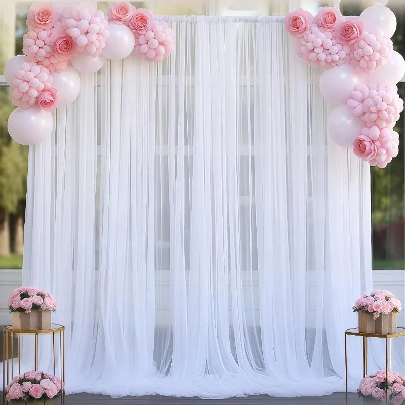 rideau fond blanc plissé semi transparent décoration mariage festif tringle métallique éléments événementiels