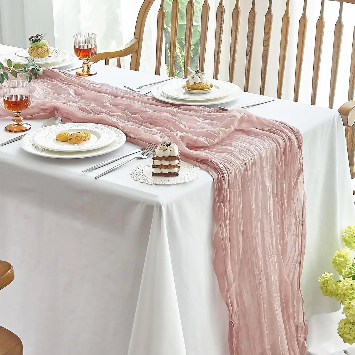 serviettes table rose pâle crêpe plissées décoration élégante maison mariage festive
