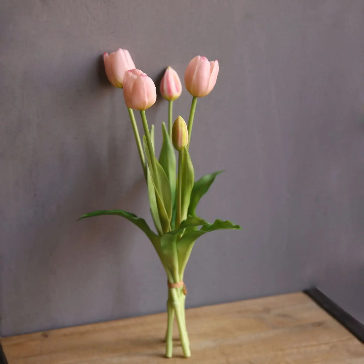 bouquet tulipes artificielles jaune orange rouge blanc décoration intérieure moderne vase verre anniversaire mariage