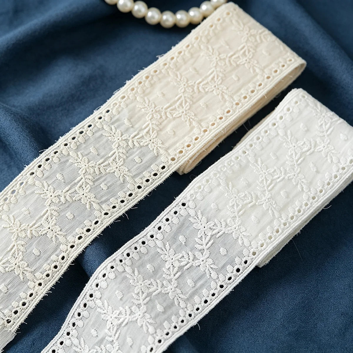 ruban dentelle blanche fleurs coton polyester accessoire couture diy robe jupe décoration artisanale classique