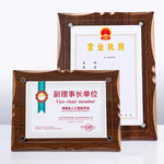 cadres photo bois marron minimaliste argentés transparents documents certificats