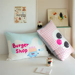 Un espace de détente douillet avec des coussins mignons décorant un intérieur cosy et accueillant.