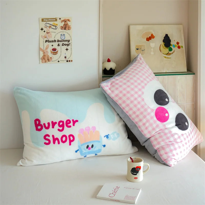 Un espace de détente douillet avec des coussins mignons décorant un intérieur cosy et accueillant.