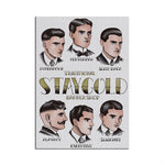 Cette image illustre plusieurs types de coiffures traditionnelles pour hommes telles que le pompadour, le slick back et le slick part, avec des coupes de cheveux et des styles vestimentaires caractéristiques de l'époque, le tout dans un style vintage.