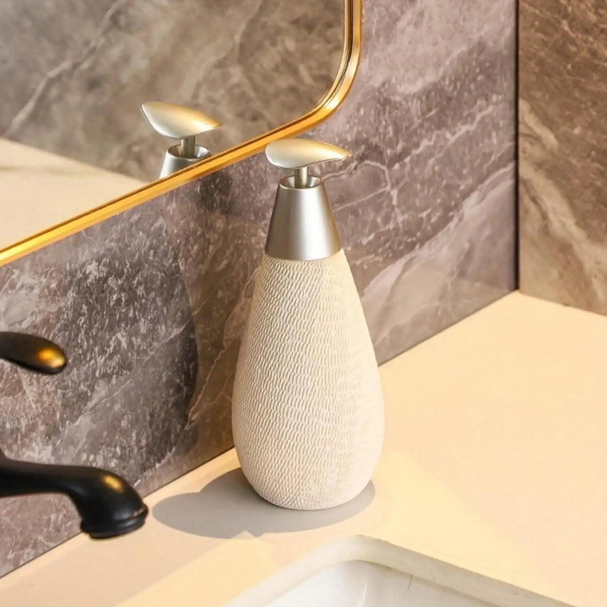 distributeur savon liquide mousse gris métallisé beige moderne élégant texture tissée marron clair foncé