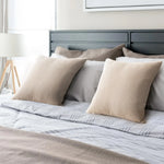 coussin décoratif rectangulaire velours rayures verticales salon lit canapé intérieur moderne confortable gris