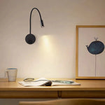 Installation murale de l'applique LED dans une chambre avec décoration contemporaine