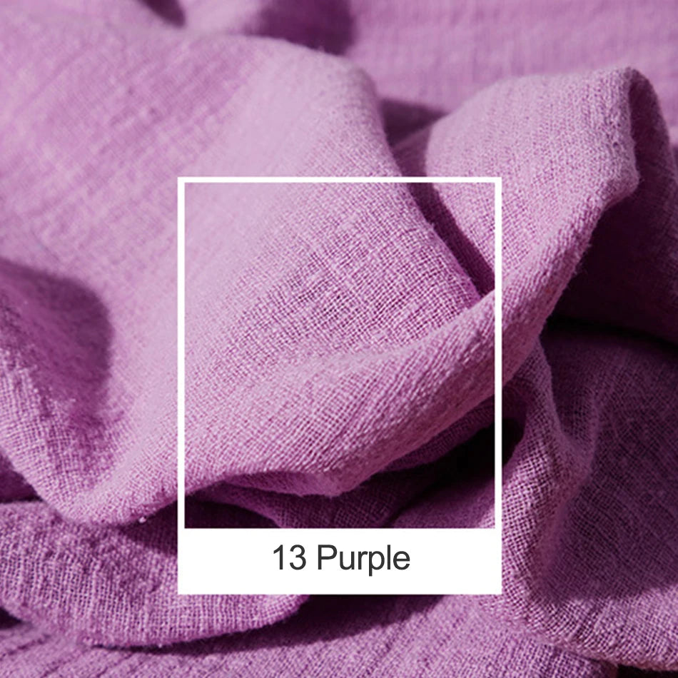 Détail d'une texture en tissu violet aux plis ondulés.
