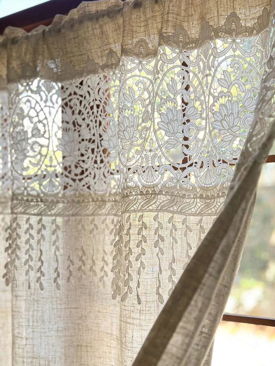 rideau semi transparent vintage broderie fine motifs floraux couleur beige clair fenêtre cuisine erotique