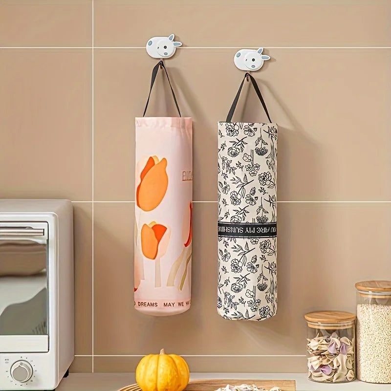 sac déchets suspendu moderne poignées noires crochets cuisine carreaux blanc noir marron vert orange