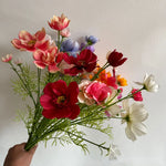 Bouquet artificiel fleurs rouge rose blanc bleu jaune feuilles vertes décoration intérieure moderne