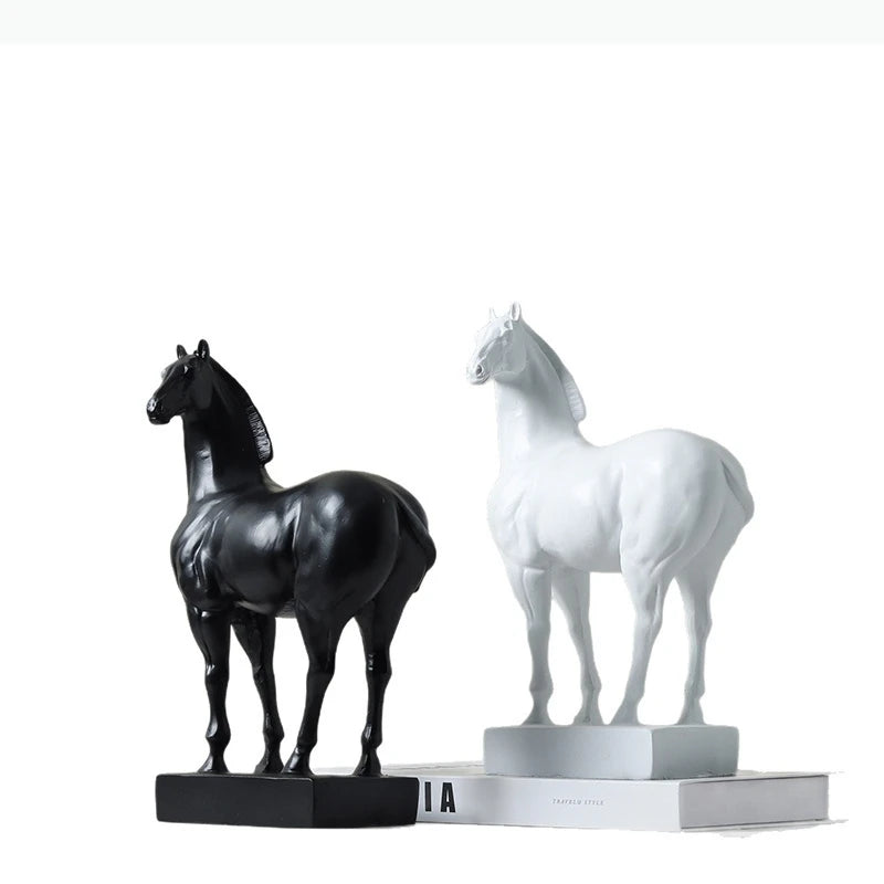 statues chevaux modernes minimalistes noir blanc decoration intérieure art contemporain