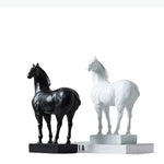 statues chevaux modernes minimalistes noir blanc decoration intérieure art contemporain
